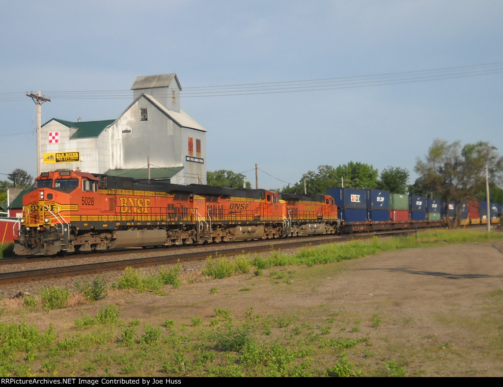 BNSF 5028 East